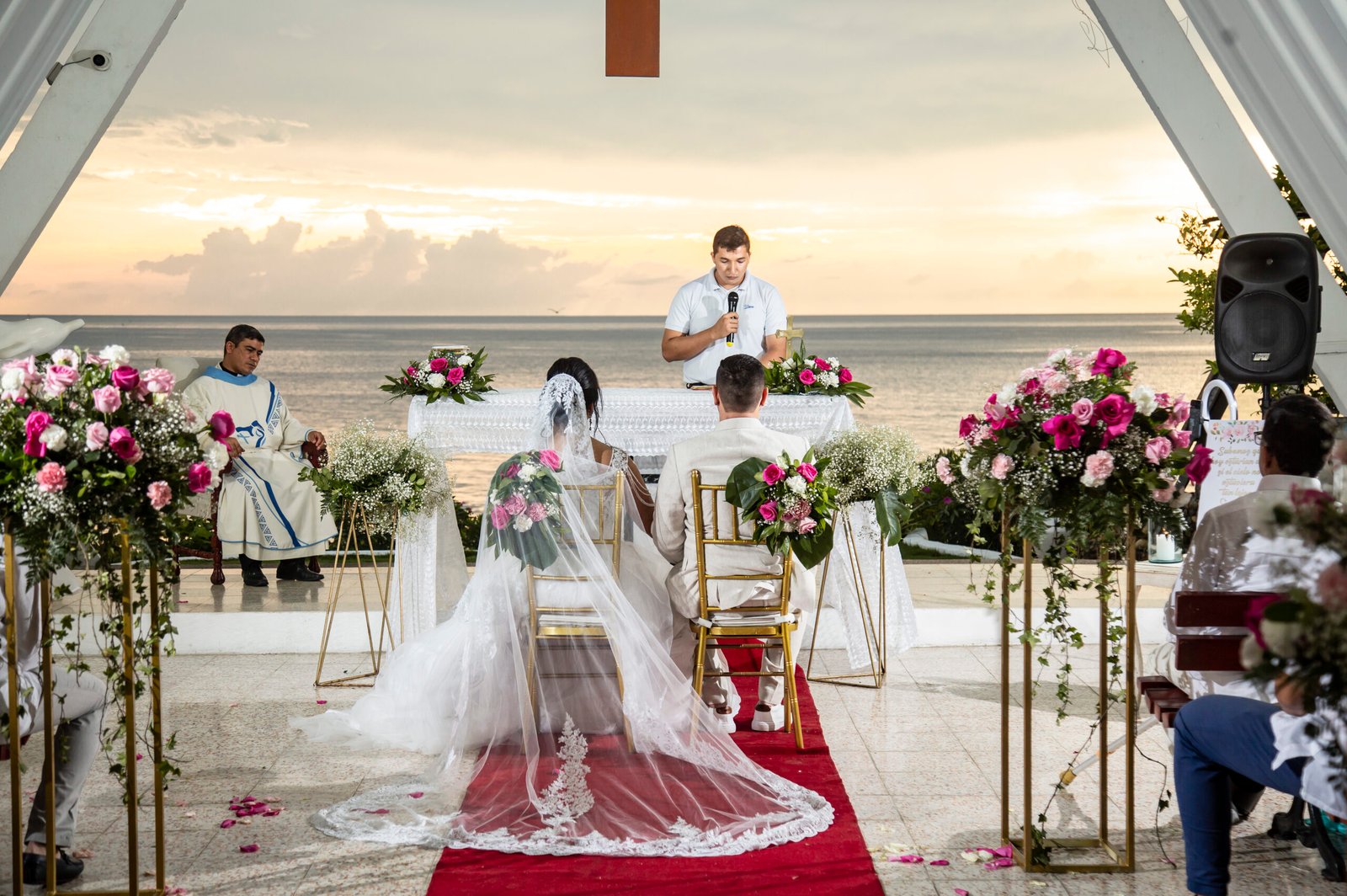 Ceremonia de boda en una iglesia decorada con flores en Santa Marta