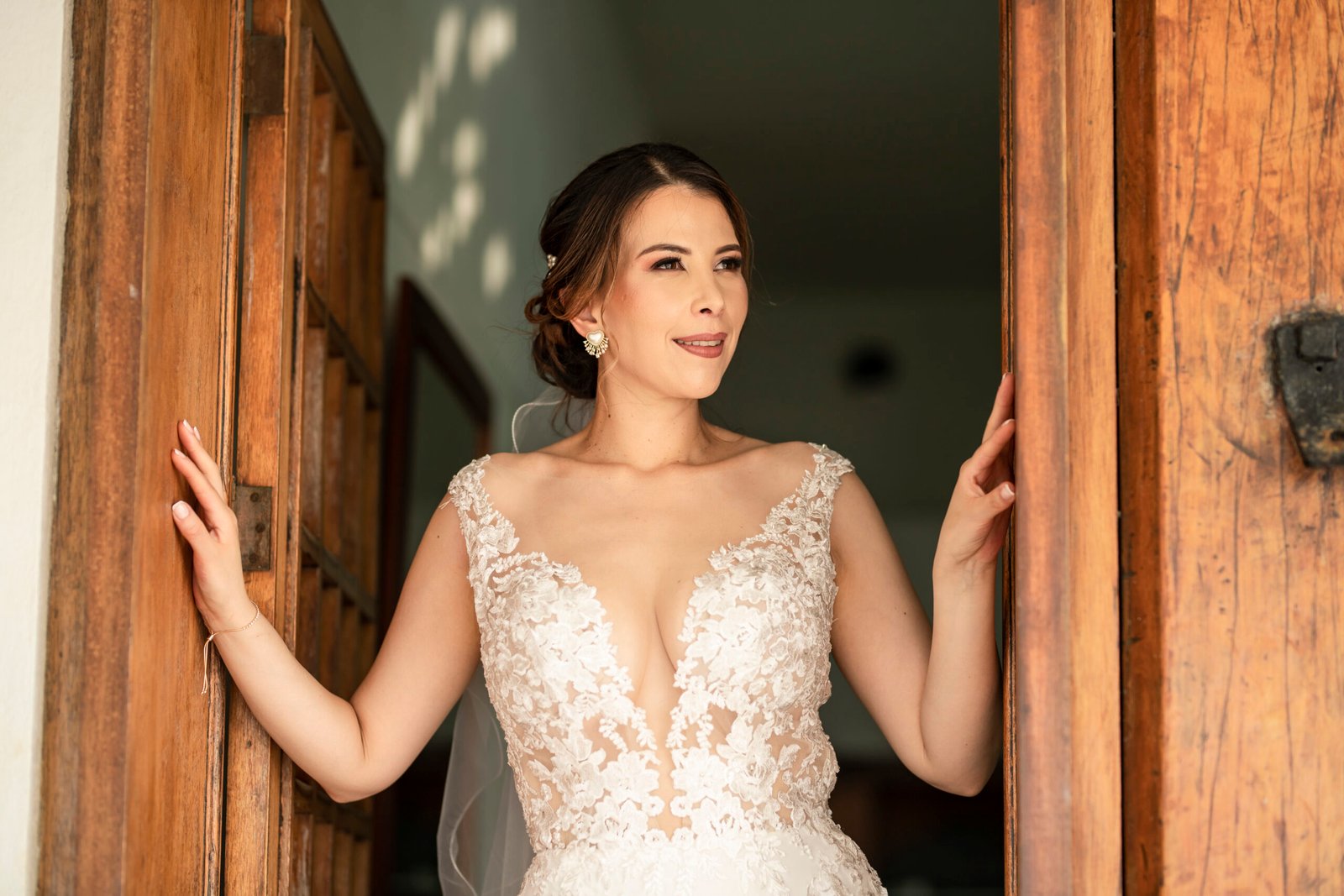 Novia en la puerta de madera de una casa colonial en Santa Marta